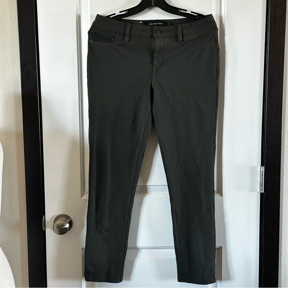 Calvin Klein Jeans Women’s Olive Green Tapered Pants|Stretch |Logo Pockets